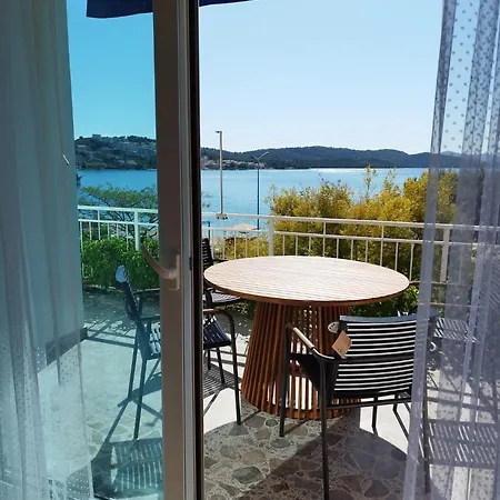 דירה Tudija Apartment3-west Side Place, 90m2, Big Terrace, Beautiful Front View טרוגיר