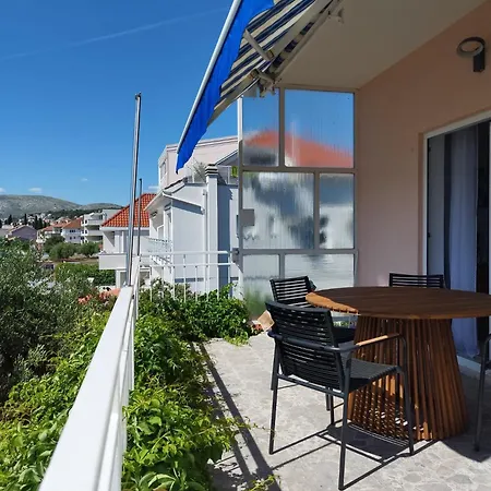 Tudija Apartment3-west Side Place, 90m2, Big Terrace, Beautiful Front View טרוגיר