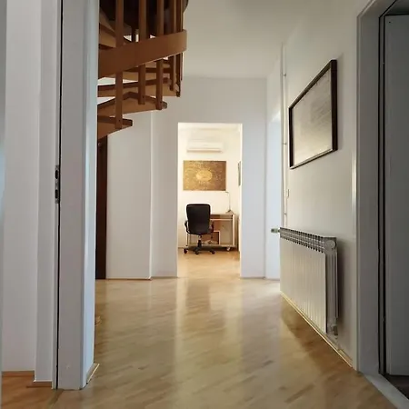 דירה Tudija Apartment3-west Side Place, 90m2, Big Terrace, Beautiful Front View טרוגיר